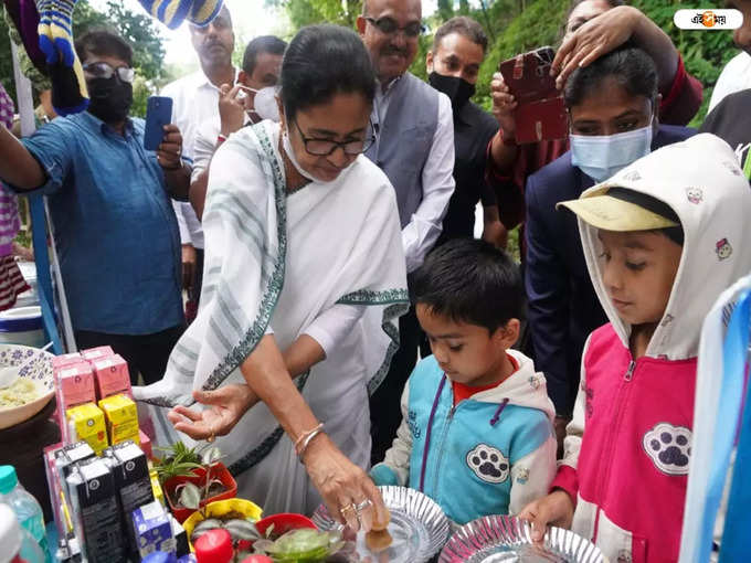 পাহাড়ে ফুচকা বানিয়ে খুদেদের খাওয়াচ্ছেন মুখ্যমন্ত্রী