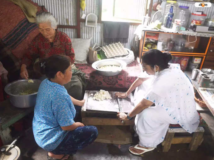 দার্জিলিঙে গিয়ে ময়দা বেললেন মুখ্যমন্ত্রী