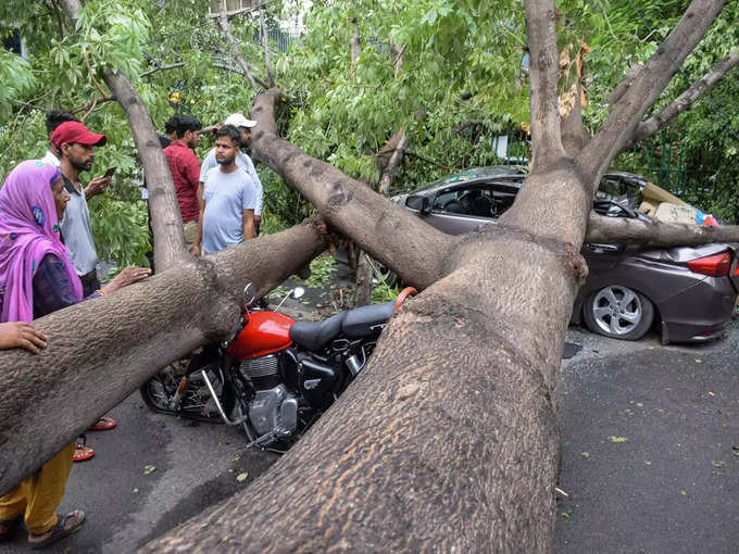 कार की छत दब गई