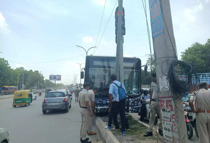 ट्रैफिक लाइट के खंभे से टकराई बस