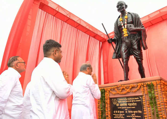 बीकानेर :  महाराजा गंगा सिंह विश्वविद्यालय में सीएम ने किया महात्मा गांधी की मूर्ति का अनावरण