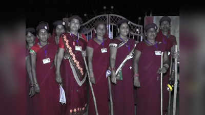 Chhattisgarh: पुलिस से ज्यादा लेडी ब्रिगेड का खौफ, मैरून साड़ी, सिर पर टोपी और सिटी मारती ये महिलाएं कौन