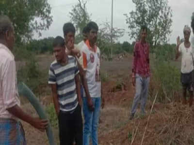 Karnataka: సమాధులు తవ్వి మరీ శవాలకు నీళ్లు తాగిస్తున్న గ్రామస్థులు...!