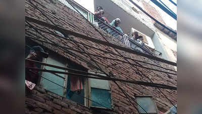 दिल्ली के जाफराबाद में एक घर में पति-पत्नी और 2 नाबालिग बेटियों के शव मिलने से हड़कंप, मौके पर पहुंची पुलिस