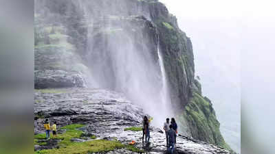 भारत की इस जगह पर उल्टा बहता है झरना, नजारा देखते ही लोगों का घूम रहा है सिर