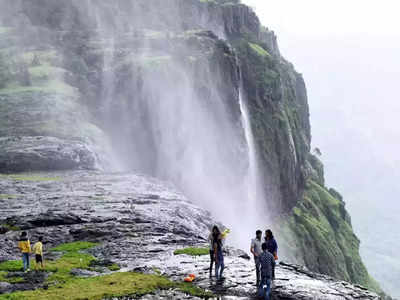 भारत की इस जगह पर उल्टा बहता है झरना, नजारा देखते ही लोगों का घूम रहा है सिर