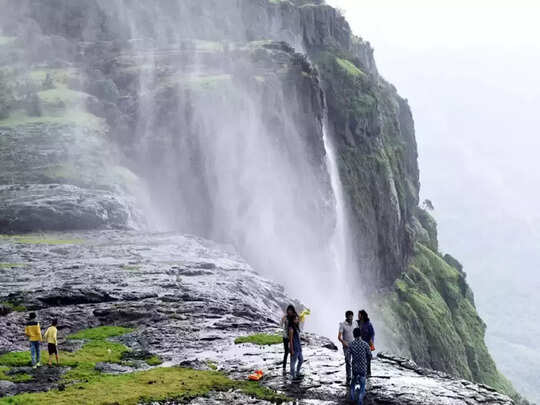 Naneghat Reverse Waterfall Trek,भारत की इस जगह पर उल्टा बहता है झरना, नजारा  देखते ही लोगों का घूम रहा है सिर - there is a riverse waterfall called  naneghat in maharashtra -