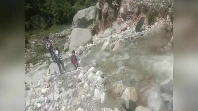 Chamoli: उफनती नदी पार करके रोज स्‍कूल जा रहे हैं बच्‍चे, तीन साल पहले टूट गया था पुल