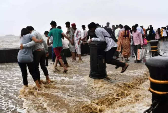 उसळलेल्या लाटांमुळे पर्यटकांची धांदल