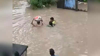 ഇത് തെലങ്കാനയിലെ ബാഹുബലി; കുഞ്ഞിനെ അതിസാഹസികമായി രക്ഷിച്ച് രക്ഷാപ്രവര്‍ത്തകന്‍, വൈറലായി തെലങ്കാനയിലെ വീഡിയോ