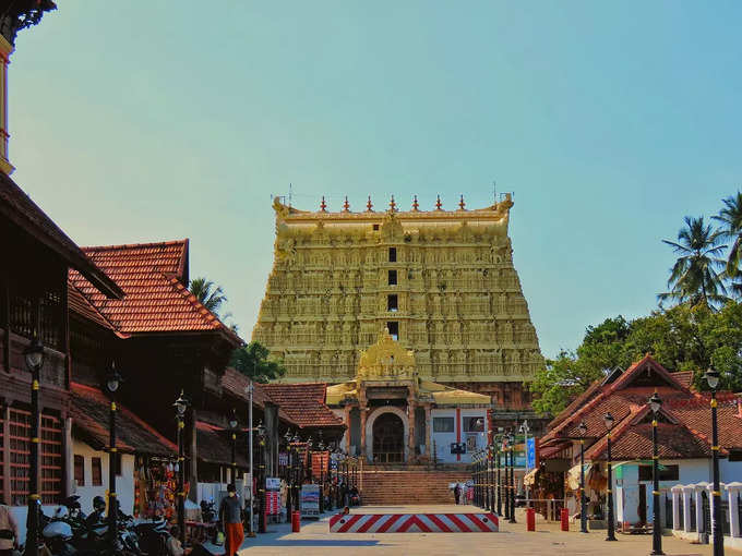केरल में पद्मनाभस्वामी मंदिर में प्रवेश के कुछ सख्त नियम हैं -