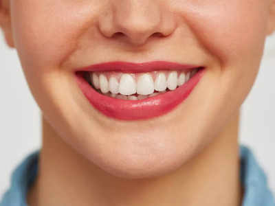 Teeth Whitening: दांतों पर जमी है पीलेपन की परत, तो इन पाउडर से दें उन्हें सफेदी, जमकर हो रही है इनकी डिमांड