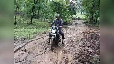 सलाम! मुसळधार पाऊस, रस्त्यात चिखल; तरीही गर्भवतीसाठी १७ किमी बाईकवरून गेले डॉक्टर