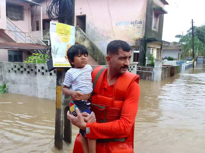 नवसारी के भाथा गांव में NDRF ने बचाई कई जानें