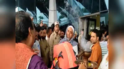 Hajj Pilgrims: ಹಜ್ ಯಾತ್ರಿಕರನ್ನು ಆರತಿ ಎತ್ತಿ ಸ್ವಾಗತಿಸಿದ ಕಾಶ್ಮೀರಿ ಪಂಡಿತರು