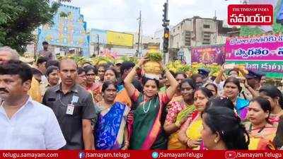 మహంకాళి అమ్మవారికి బంగారం బోనం సమర్పించిన ఎమ్మెల్సీ కవిత 