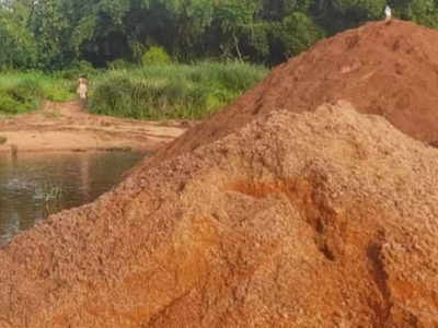 മണൽ വാരാനും പെർമിറ്റില്ല, കടത്തുന്ന ടിപ്പറിനും പെർമിറ്റില്ല; 2 പേർ അറസ്റ്റിൽ