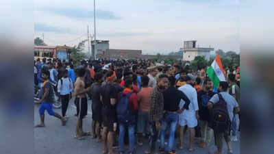 Amroha: मुरादाबाद दिल्ली हाईवे पर हादसे में दो कांवड़ियों की मौत, गुस्साए साथियों ने तोड़ी 7 बस, लगाया जाम