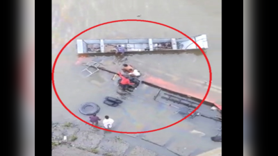 Bus Falls into Narmada River : इंदौरहून जळगावला येणारी बस नर्मदा नदीत कोसळली, १३ जणांचा मृत्यू