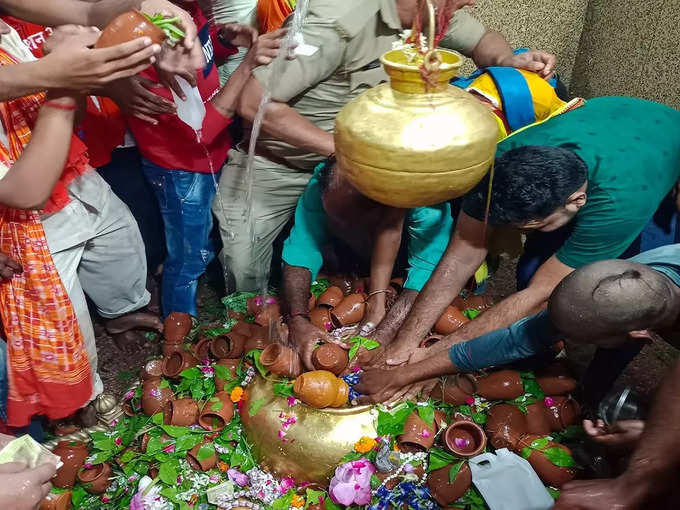 वाराणसी के शिव मंदिरों में दिखा सुबह से ही भक्तों का जमावड़ा