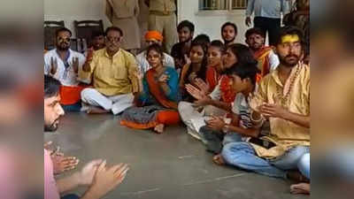 Hanuman Chalisa: DM दफ्तर के बाहर बजरंग दल ने पढ़ा हनुमान चालीसा, कन्नौज बवाल में हिंदुओं की गिरफ्तारी पर कलेक्ट्रेट पर प्रदर्शन