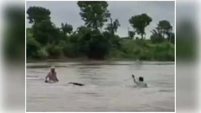 Telangana Floods: వాగు దాటుదామని ధైర్యంగా దిగాడు.. కానీ మధ్యలోకి వెళ్లాక..!