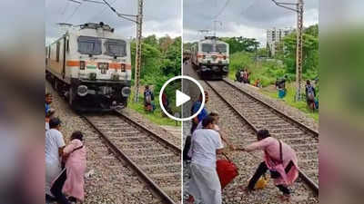 यात्री पार कर रहे थे रेलवे ट्रैक, तभी आ गई तेज रफ्तार ट्रेन, वीडियो देख रोंगटे खड़े हो जाएंगे!