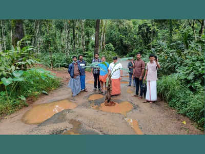 പേരിൽ സ്വർണവിലാസം, റോഡിൽ കുണ്ടും കുഴിയും; വാഴനട്ട് നാട്ടുകാരുടെ പ്രതിഷേധം