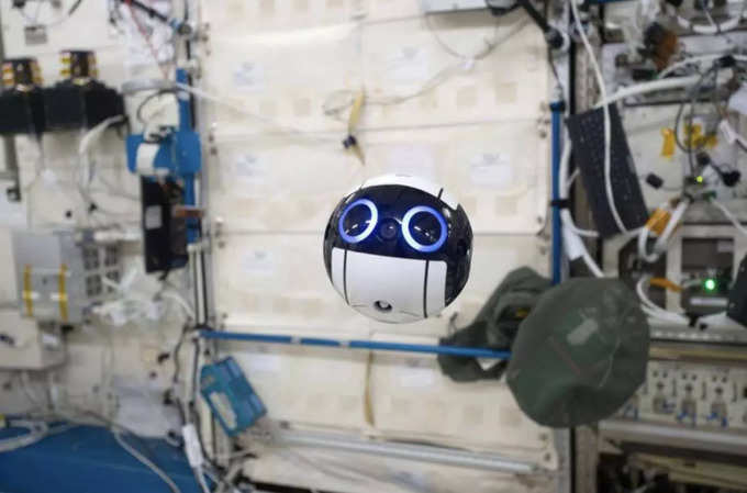 అంతర్జాతీయ అంతరిక్ష కేంద్రం (ISS) లో జపాన్ స్పేస్ ఏజెన్సీకి చెందిన తేలుతూ తిరిగే డ్రోన్ (floating drone) ఒకటి ఉంది. దాని పేరు ఇంట్-బాల్ (Int-Ball). ఇది వ్యోమగాములకు సాయం చేసేందుకు కావాల్సిన ఫొటోలూ, వీడియోలూ తీస్తుంది.