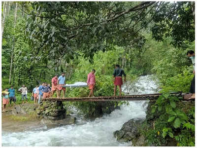 റോഡും പാലവും ഇല്ല, കരൾ രോഗം ബാധിച്ച് മരിച്ച ആളുടെ മൃതദേഹം വീട്ടിലെത്തിച്ചത്  ചുമലിലേറ്റി നടന്ന്‌