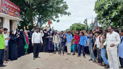 ಕಾಳಗಿ ತಾಲೂಕಿನ ಗ್ರಾಮಕ್ಕೆ ಬಸ್ ಸಮಸ್ಯೆಯಿಂದ ಮಕ್ಕಳಿಗೆ ತೊಂದರೆ; ತರಗತಿ ಬಹಿಷ್ಕರಿಸಿ ಪ್ರತಿಭಟಿಸಿದ ವಿದ್ಯಾರ್ಥಿಗಳು