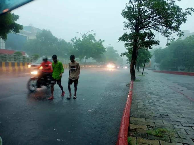 नोएडा में शुरू हुई तेज बारिश