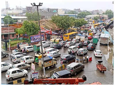 UP Rains: उमस के सितम के बाद बरसे बादल तो पहियों पर लग गया ब्रेक, चारों तरफ जाम ही जाम