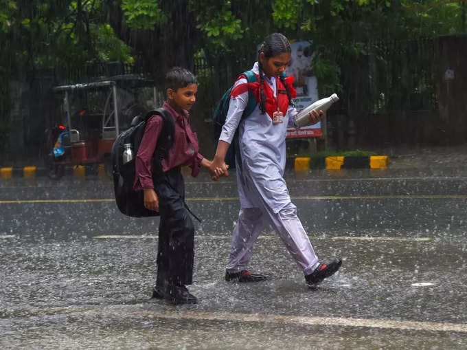 बारिश के कारण फ्लाइट हुईं लेट