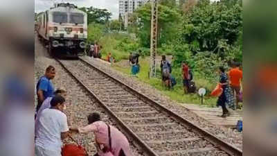 Indian Railways : రైలు వస్తుంటే పట్టాలపై పరుగులు .. చివరకు ఏమైందంటే..