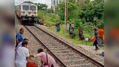 Indian Railways : రైలు వస్తుంటే పట్టాలపై పరుగులు .. చివరకు ఏమైందంటే.. 