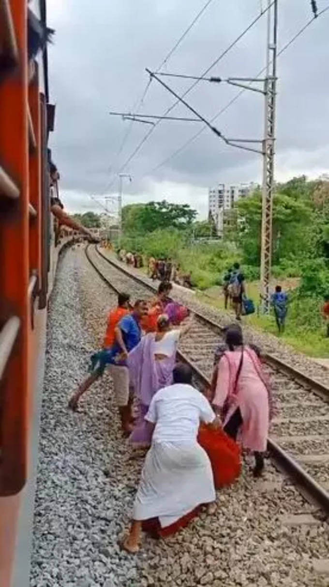 పట్టాలపై పరుగులు ప్రాణ సంకటం (Crossing Tracks to Save Luggage)