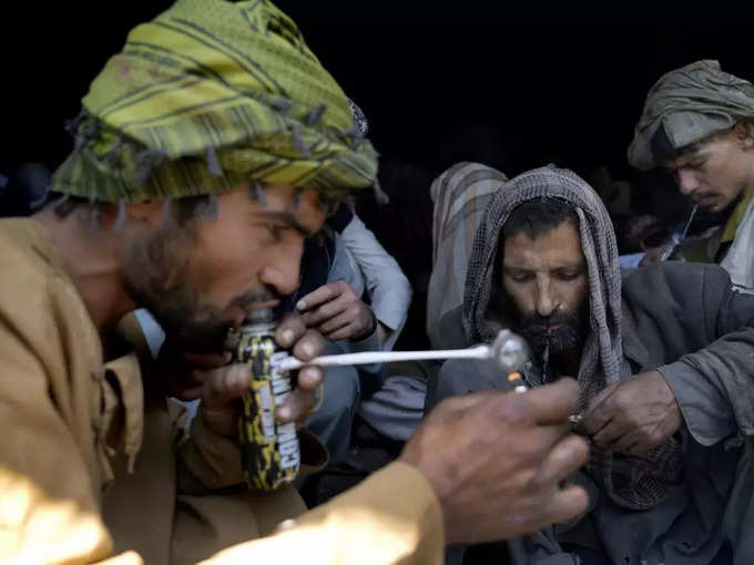 तालिबान के कब्जे के बाद धराशायी हो गई अर्थव्यवस्था