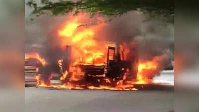 School Bus fire: స్కూల్ బస్సులో మంటలు... తృటిలో తప్పించుకున్న 21 మంది పిల్లలు
