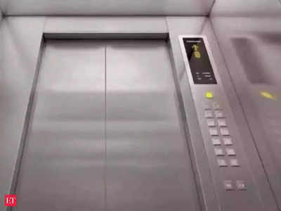 Noida Society Lift: 2 दिनों से सोसाइटी की लिफ्ट खराब, पीठ पर भारी स्कूल बैग लाद बच्चे 18 मंजिल चढ़ने को मजबूर