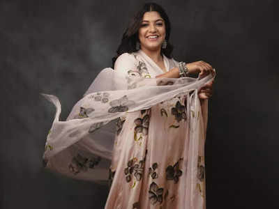 Aparna Balamurali Fashion Style :അപര്‍ണ്ണ ബാലമുരളിയുടെ വ്യത്യസ്ത ഫാഷന്‍ ലുക്ക്‌സ്