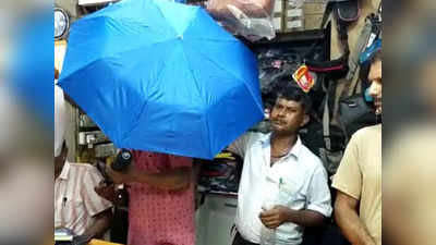 Umbrella Sell: বৃষ্টির অভাবে ছাতা বিক্রি বন্ধ! দোকানের শোকেসেই আটকে বর্ষাতি