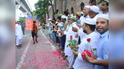 दिल्‍ली से दिल जीतने वाली तस्‍वीर, जुमे की नमाज के बाद नमाजियों ने कांवड़ियों पर बरसाए फूल
