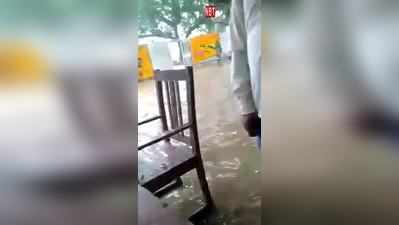 Agra News: एक घंटे की बारिश में सरकारी स्कूल बना स्विमिंग पूल, देखें हैरान कर देने वाला ये वीडियो