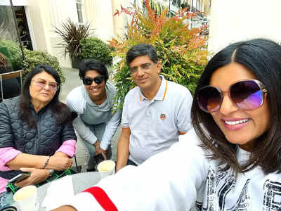 Sushmita Sen Family Photo: सुष्मिता सेन के पीछे हाथ धोकर पड़ गए लोग! अब फैमिली फोटो पर भी कस रहे हैं तंज