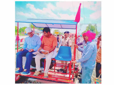 Ghazipur News: रेलवे लाइन दोहरीकरण कार्य के चलते 20 ट्रेनों का बदला रूट कई गाड़ी रद्द, देखें पूरी लिस्ट
