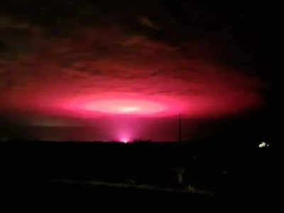 Mysterious Light: रहस्यमय गुलाबी रोशनी से चमका ऑस्ट्रेलिया का आसमान, एलियन हमले को लेकर डरे लोग