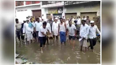 Bulandshahr: BJP विधायक ने बाल्टी से भरकर निकाला कॉलोनी में जमा गंदा पानी, जानें क्या है मामला