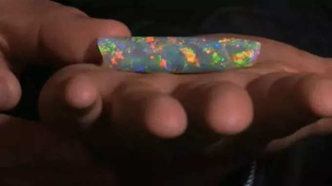 ఇది వర్జిన్ రెయిన్‌బో రత్నం (Virgin Rainbow Opal). ఆస్ట్రేలియాలోని కూబెర్ పెడీలో లభించింది