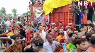 Kanwar Yatra में कांवड़ियों पर की जा रही फूलों की बारिश, देखें शिव भक्तों का कैसे हो रहा जगह-जगह स्वागत